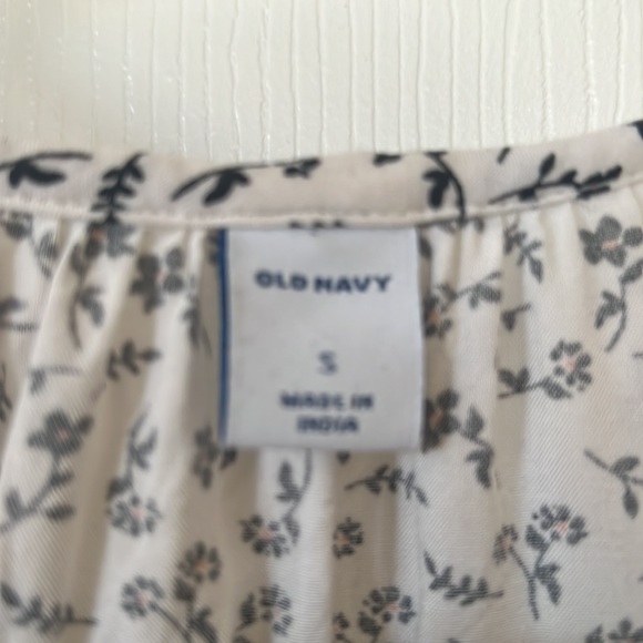 Old Navy Womens Floral Blouse in white and black. - Picture 5 of 8